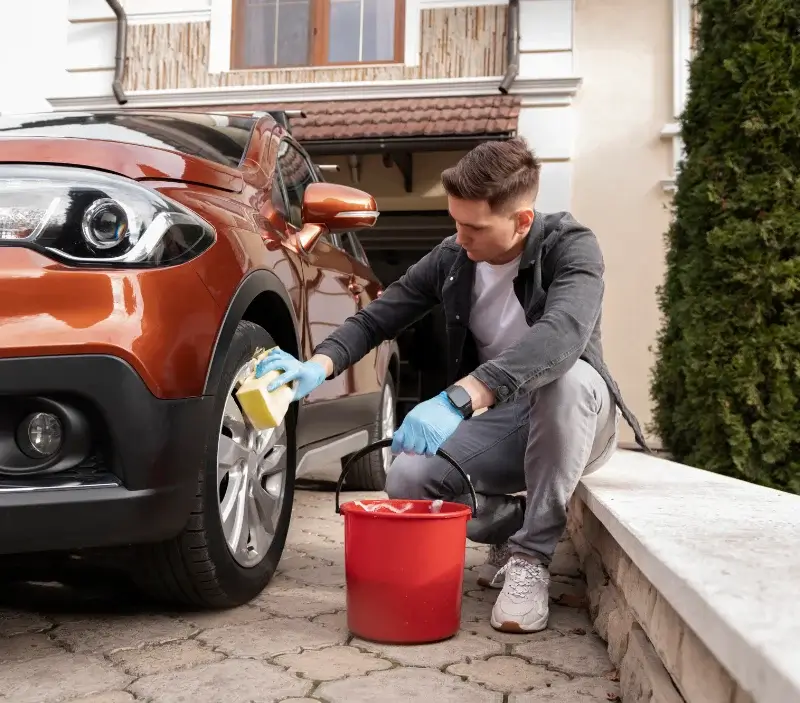 Lavage auto à domicile Saint-Evroult-Notre-Dame-du-Bois : professionnel intervenant sur un véhicule
